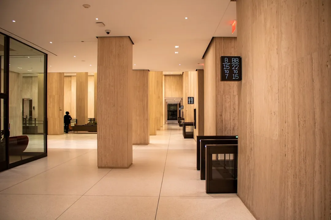 衣架与收纳箱组合方案在商超陈列中的效率优化实践