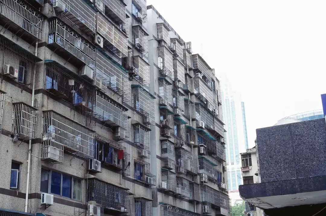 超市货架区塑料收纳箱与金属衣架搭配方案设计